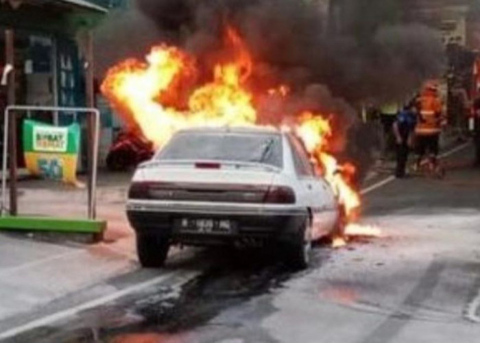 Mobil Dosen Universitas Brawijaya Mendadak Terbakar di Jalan Watugong Kota Malang, Begini Kronologinya 