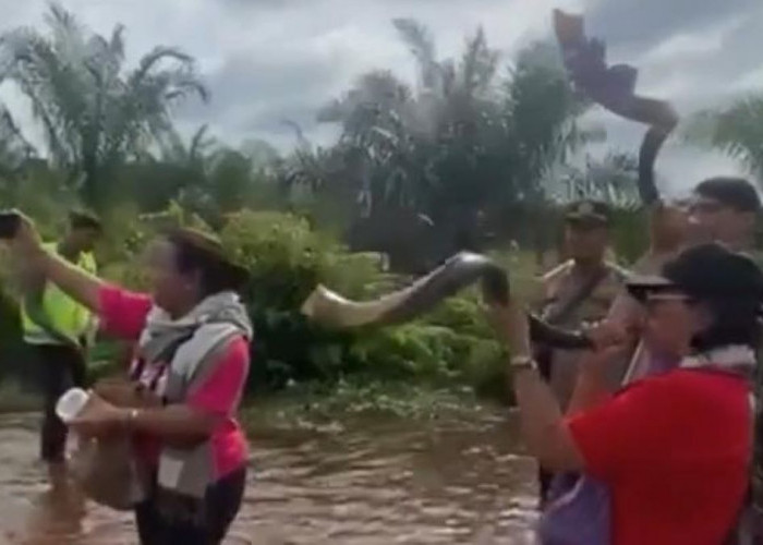 Pawang Banjir Di Pangkalan Kerinci Tunjukkan Aksi Tiup Terompet, Aksinya Viral di Media Sosial