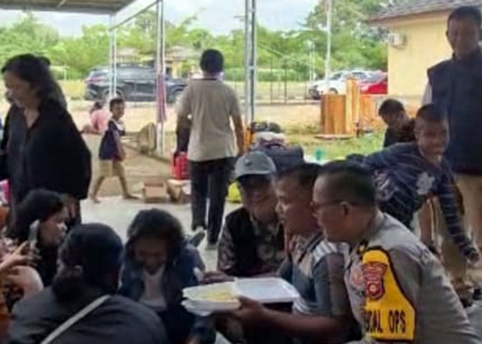 Polres Musi Rawas Utara Buka Dapur Lapangan untuk Pemudik Nataru yang Busnya Kebakaran
