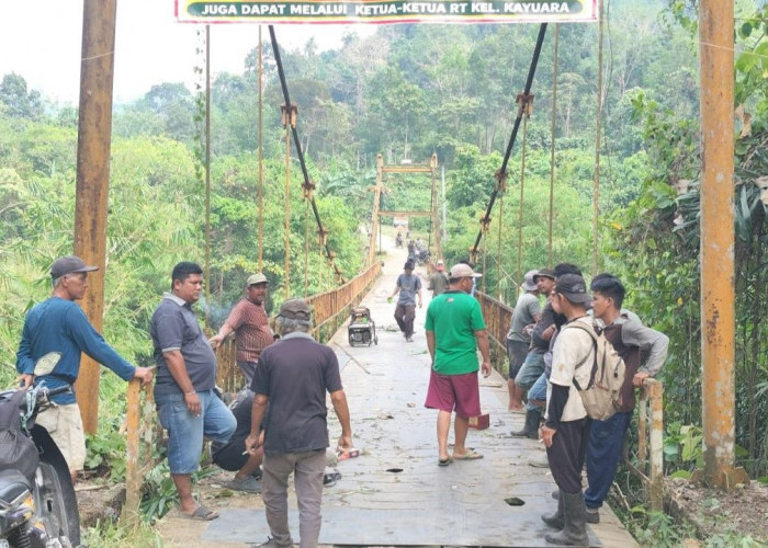 Kecewa dengan PUPR, Warga Kayu Ara Lubuk Linggau Swadaya Perbaiki Jembatan Gantung