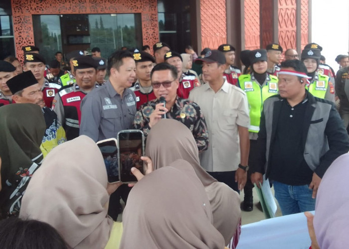 Massa Segel Kantor Lurah Pasar Muara Beliti Musi Rawas, Desak Bupati Hj Ratna Machmud Nonaktifkan Lurah 