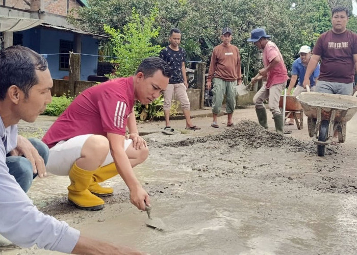 Pasca Banjir di Musi Rawas, Masyarakat Desa Semangus Baru Gotong Royong Tambal Jalan