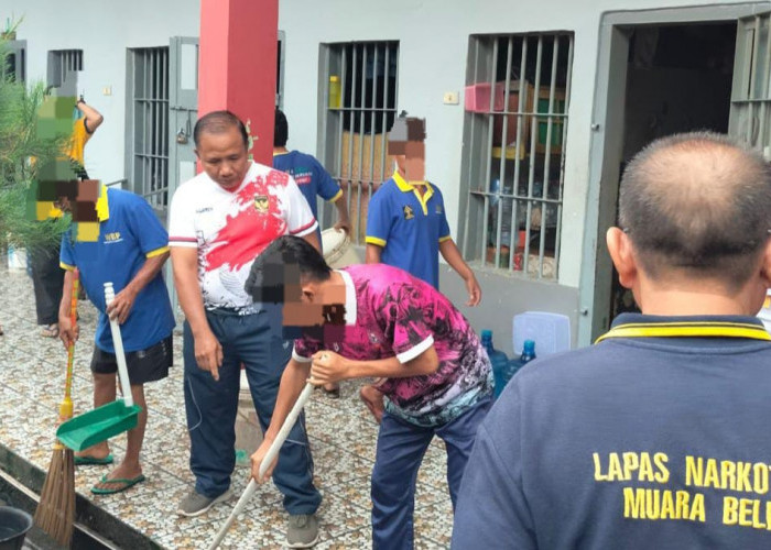 Jaga Kesehatan, Petugas Kamtib Lapas Narkotika Muara Beliti Pantau Kebersihan Kamar dan Blok Hunian WBP