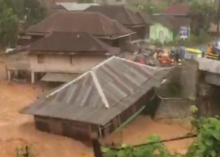 Rumah Hanyut Hancur Tabrak Jembatan, Beberapa Daerah di Sumatera Selatan Diterjang Banjir