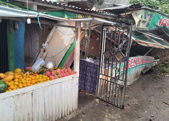 Krak-krak, Lapak Buah Dekat Jembatan Sungai Kelingi Lubuk Linggau Ambruk, Penghuni Langsung Lari