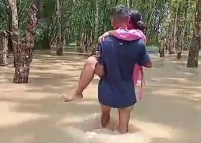 Wanita Baru Melahirkan dan Bayinya di Musi Rawas Digendong Mengungsi Menerobos Banjir, Videonya Beredar