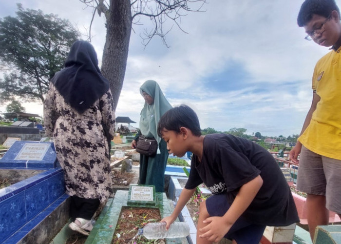Catatan Lebaran Idul Fitri, Hari Pertama Sanjo Keluarga Ziarah Makam