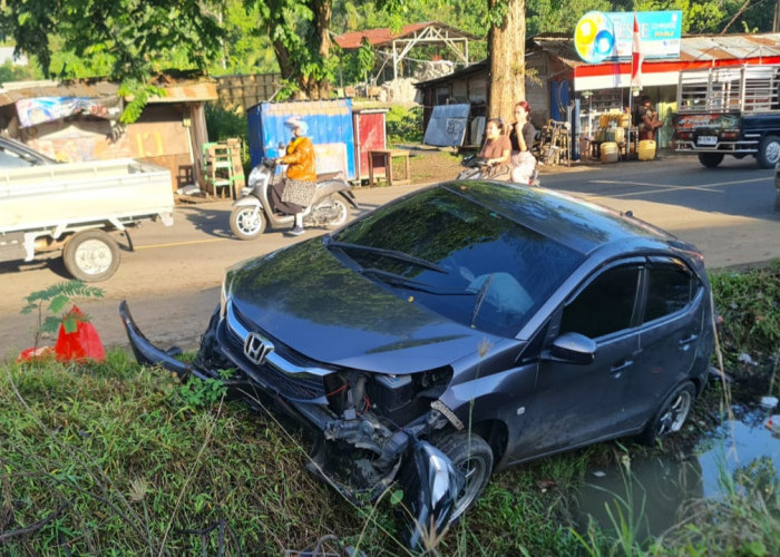 Saat Menyapu Jalan Petugas Kebersihan di Lubuk Linggau Terpental Ditabrak Honda Brio