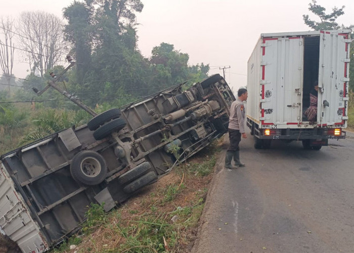 Hindari Lubang, Truk Box Indomaret Terbalik di BTS Ulu Musi Rawas, Hantam Tiang Listrik