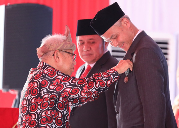 Ganjar Pranowo Raih Tanda Kehormatan Tertinggi Satyalancana Wira Karya Tahun 2023