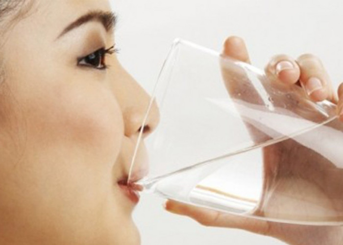Kamu Harus Tahu! Ini 6 Khasiat Minum Air Hangat untuk Kesehatan Kulit