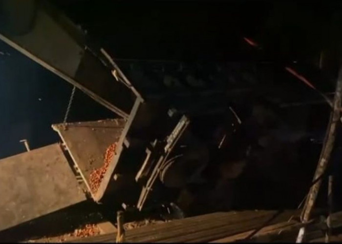 Truk Terbalik di Jembatan Darurat Temelat Musi Rawas, Sementara Arus Kendaraan Dialihkan