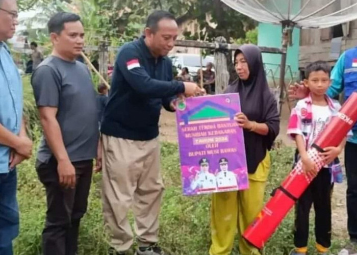 Respon Cepat, Bupati Mura Hj Ratna Machmud Bantu Kelurga Korban Kebakaran di Muara Lakitan  