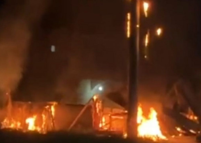 Warung Pecel Lele Milik Ketua MUI Musi Rawas Utara Ludes Terbakar