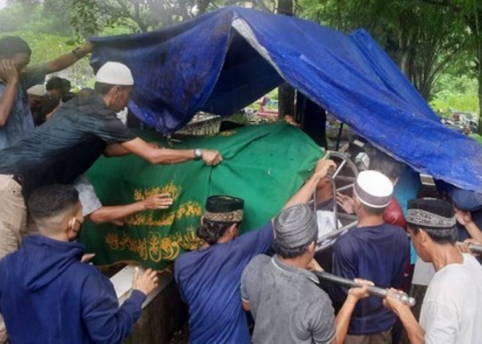 Ibu dan Anak di Palembang yang Dibunuh Dalam Rumah Dimakamkan Satu Liang Lahat