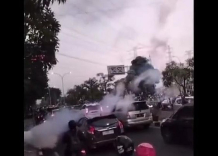 Tembakan Gas Air Mata Polisi Keluar Ke Jalan, Buntut Kericuhan di Stadion Gresik karena Penonton Ricuh