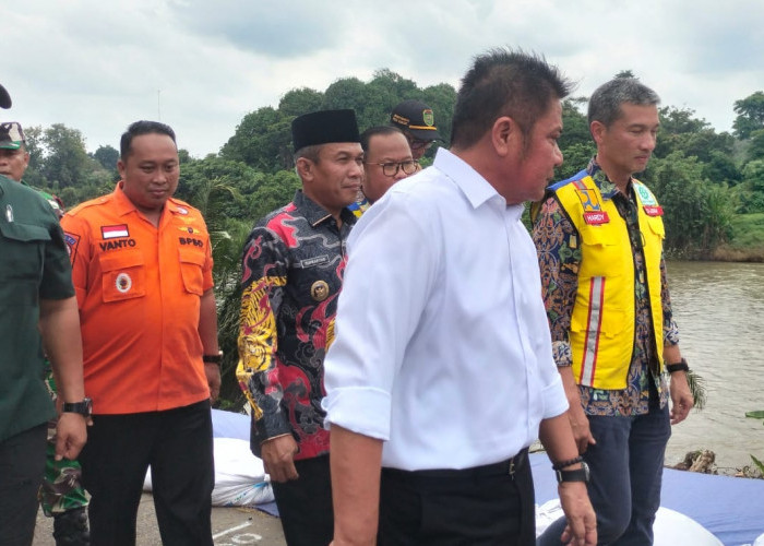 Gubernur Sumsel dan Wabup Musi Rawas Tinjau Jalan Longsor di Muara Beliti, Himbau Pengguna Jalan Berhati-hati