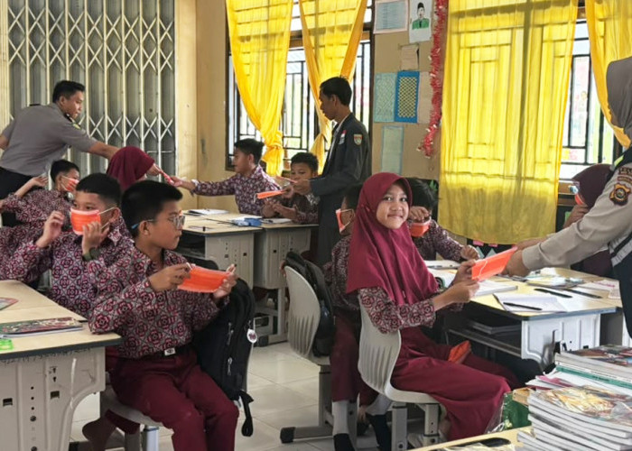 Asap Karhutla Pekat, Polres Musi Rawas Bagikan Masker dan Cek Kesehatan Gratis Lansia dan Siswa SD
