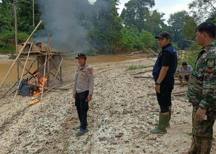 Polsek Rupit Tertibkan PETI di Sungai Minak, 1 Dompeng Ilegal Dibakar di Lokasi
