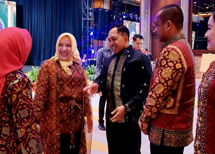 Bupati Musi Rawas Hadiri Pisah Sambut Danrem 044/Gapo, Serahkan Cinderamata Kepada Brigjen TNI Adri Koesdyanto