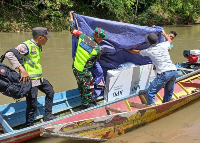 Polisi dan TNI di Musi Rawas Harus Naik Perahu Kawal Logistik Pilkada 2024