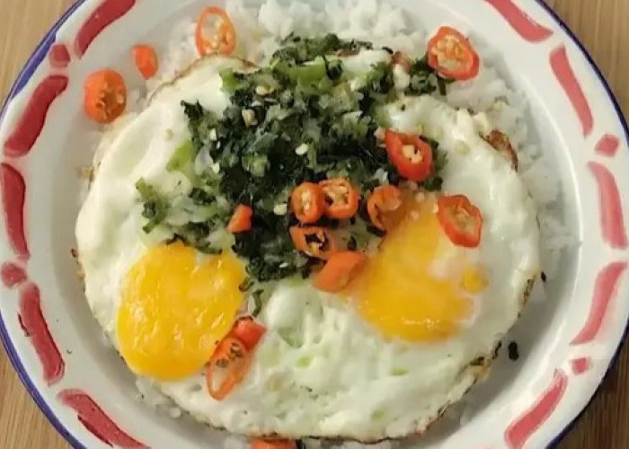 Menu Simple dan Cocok Untuk Anak Kost, Resep Nasi Telur Ceplok Daun Bawang