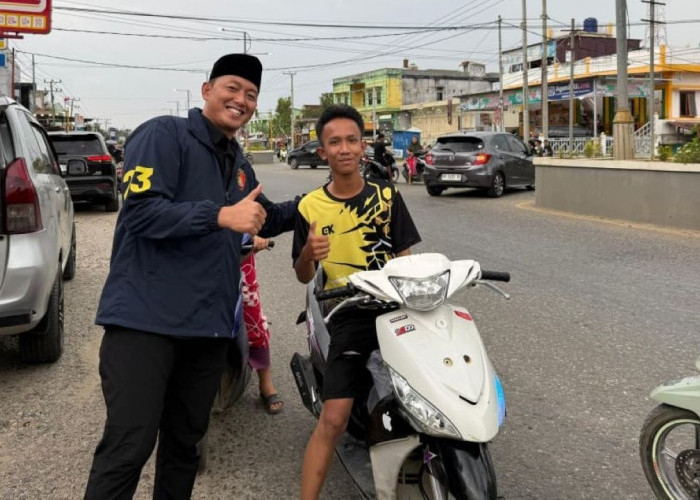 Satreskrim Polres Musi Rawas Utara Bagi-bagi Takjil ke Pengendara