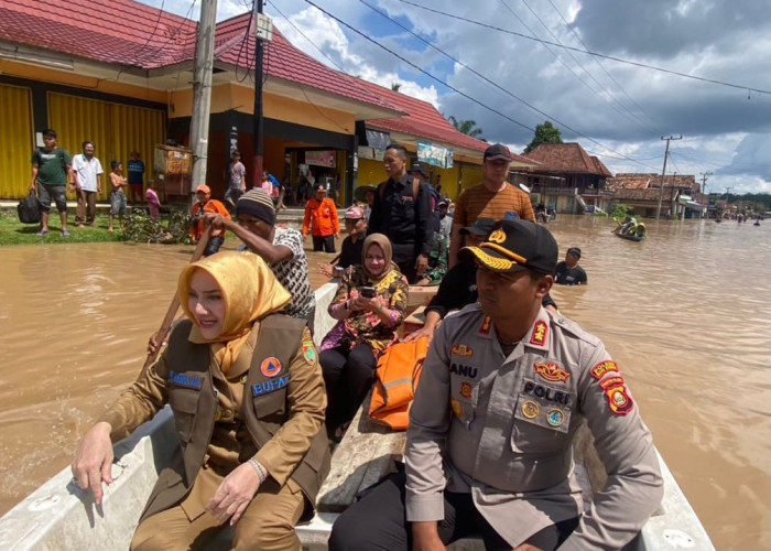 Temui Korban Banjir di Musi Rawas, Bupati dan Kapolres Sampaikan Hal Penting kepada Warga 
