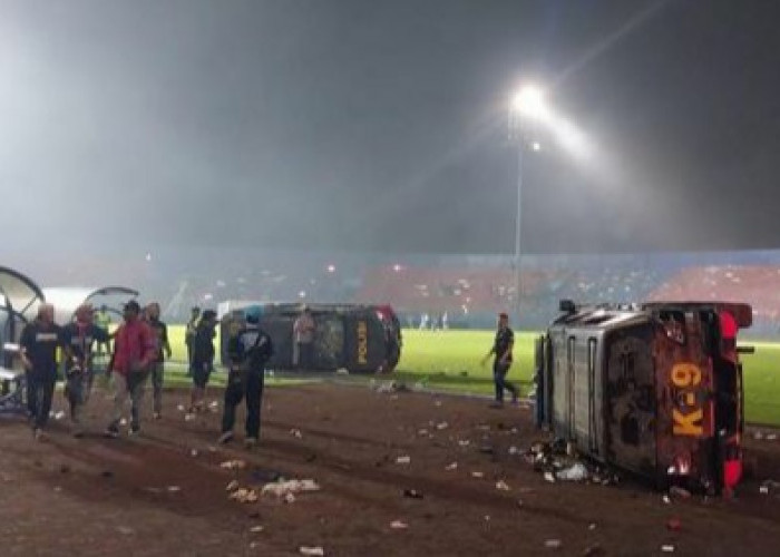 Arema FC Dikalahkan Persebaya, Suporter Ngamuk