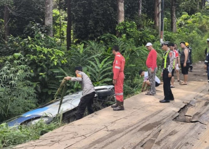 Mobil TVRI Terperosok di Jalur Musi Rawas PALI, Sopir Diduga Mengantuk