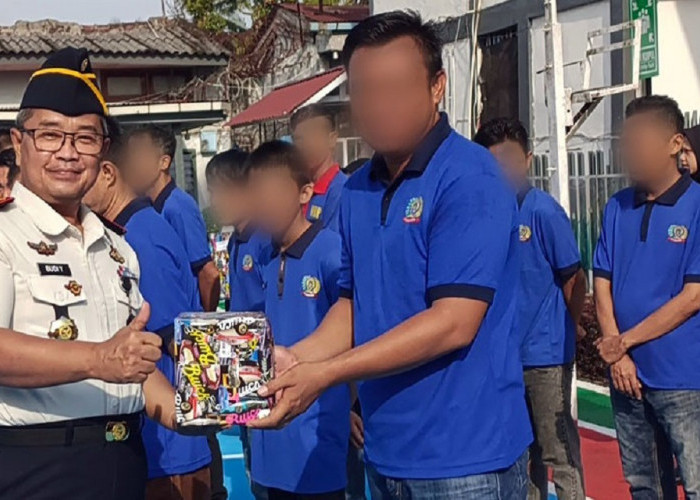 Kalapas Lubuk Linggau Serahkan Hadiah Pekan Olahraga Warga Binaan