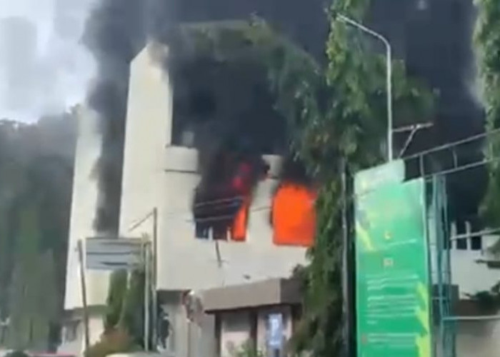 Gedung di Kawasan Politeknik Sriwijaya Palembang Sumatera Selatan Terbakar, Mahasiswa Panik 