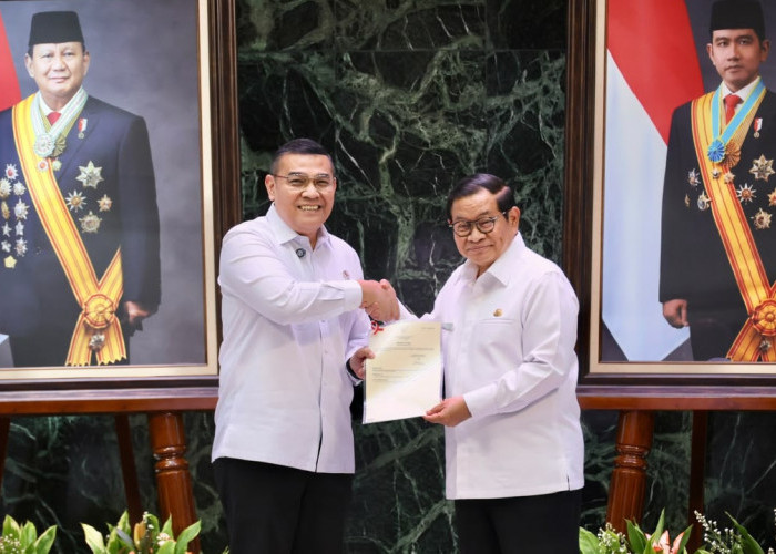 DKI Jakarta HUT ke-499, Wamen Ossy Serahkan 499 Sertipikat ke Gubernur Pramono Anung