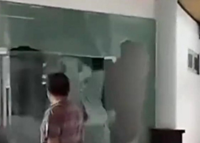 Duh, 2 Anggota DPRD Maluku Ngamuk Pecahkan Pintu Kaca Kantor, Gegara THR Belum Cair