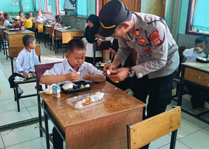 Program Makan Bergizi Gratis di Musi Rawas, Didampingi Polisi Anak-anak Makan dengan Lahap