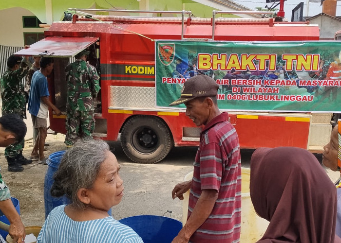 Koramil Muara Kelingi Salurkan Air Bersih untuk Warga Desa Karya Sakti Musi Rawas yang Terdampak Kekeringan