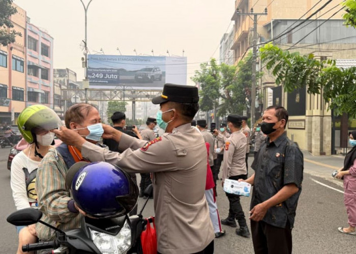 Polres Lubuk Linggau Bagikan Masker, Respons Cepat Atasi Kabut Asap Pekat