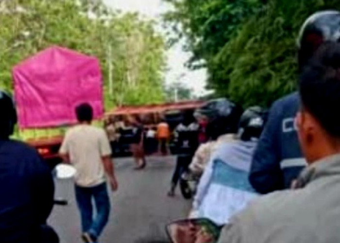 BREAKING NEWS: Truk Pengangkut Gas Terguling di Jalan Lintas Musi Rawas
