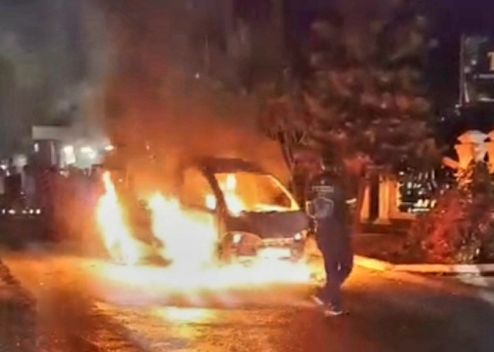 Usai Isi BBM di SPBU, Mobil Pick Up Terbakar Depan Masjid Besar AT Taqwa Megang Sakti Musi Rawas