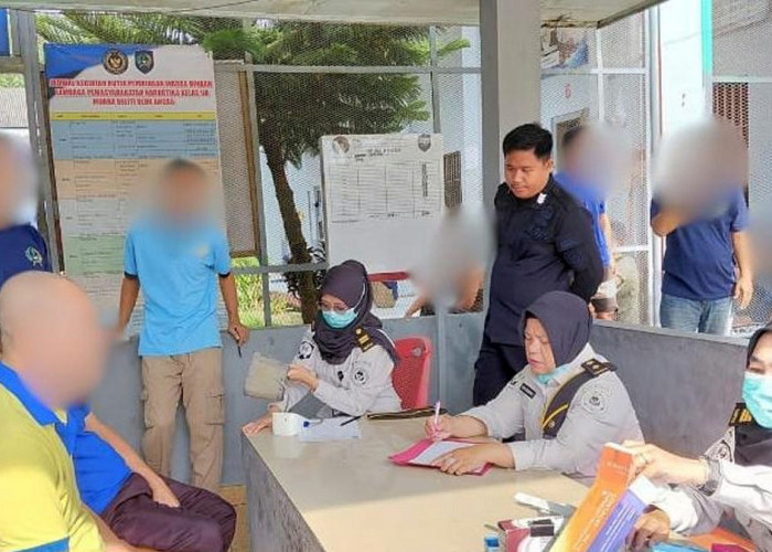 Perawat Lapas Narkotika Muara Beliti Turun Langsung Berikan Layanan Pengobatan untuk Warga Binaan