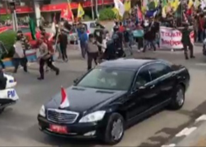 Pendemo di Palembang Hadang Mobil Wapres Maruf Amin 