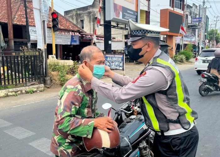 Kabut Asap Terpa Lubuk Linggau, Polisi dan Jurnalis Bagikan Masker di Simpang RCA