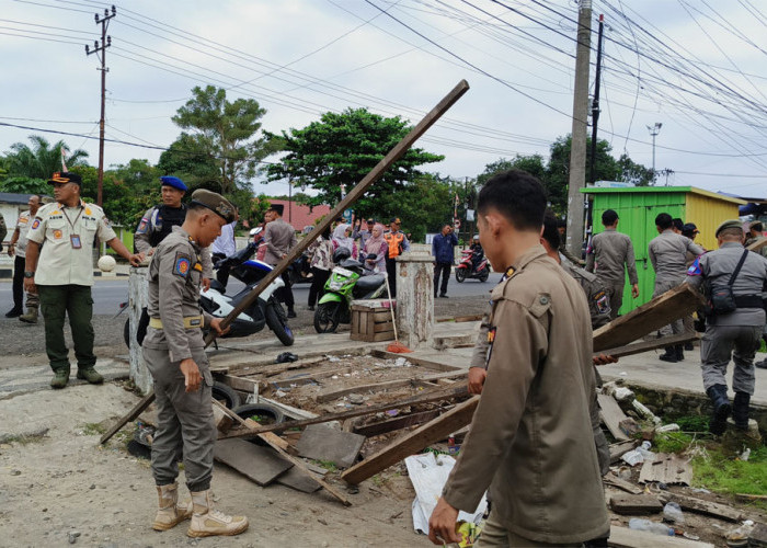 Akan Dibangun Lapak Buah, Pol PP Bongkar Lapak Pedagang di Depan Arama Haji Lubuk Linggau 