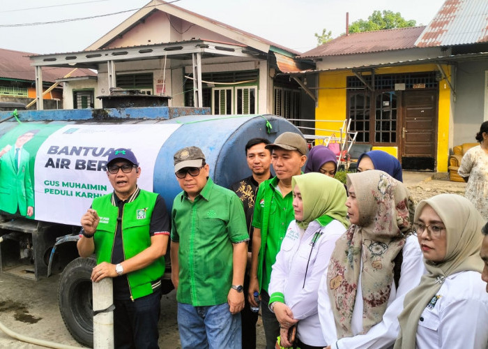 Peduli Karhutla, Gus Halim Salurkan Air Bersih dan Masker di 20 Titik Kota Lubuk Linggau