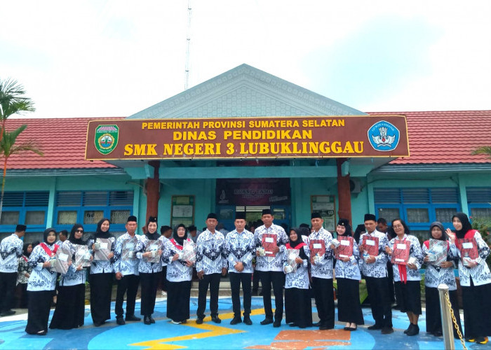 SMKN 3 Lubuk Linggau Peringati Hari Guru Nasional 2024, Suhar Jendro Berikan Penghargaan Kepada Guru