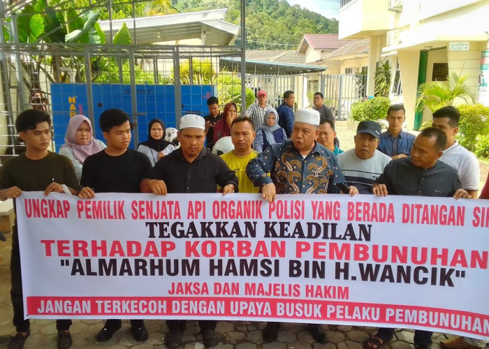 Keluarga Korban Protes PN Lubuk Linggau, Saksi Dipanggil Via Telepon, Minta Usut Asal Senpi