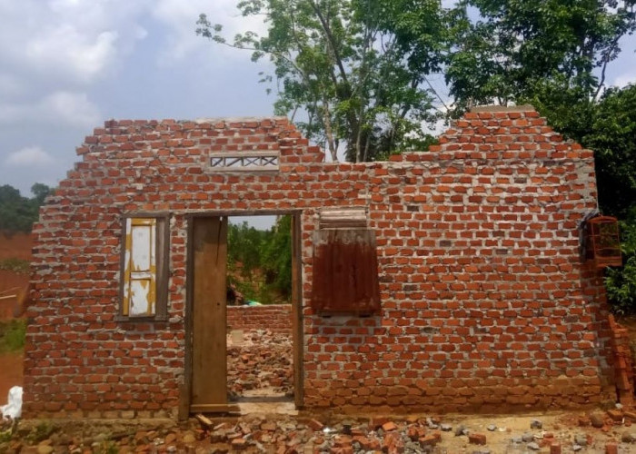 Rumah Roboh Diterjang Angin Kencang, Satu Keluarga di Lubuk Linggau Terpaksa Tidur Tanpa Atap