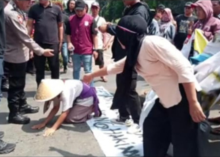Demo Polres Musi Rawas, Keluarga Tersangka Sujud, Minta Pembakar Lahan Tidak Ditahan