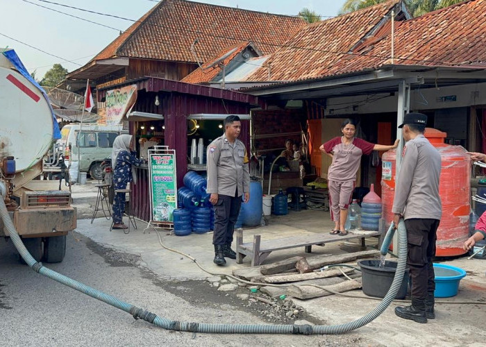 Polsek Muara Lakitan Salurkan 5.000 Liter Air Bersih untuk Warga Terdampak Kemarau