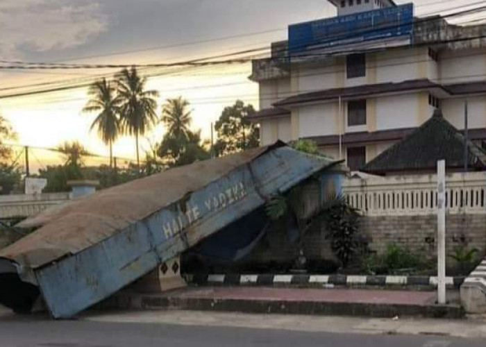 Halte Yadika Lubuklinggau Ternyata Roboh Ditabrak Truk, Pelaku Kabur